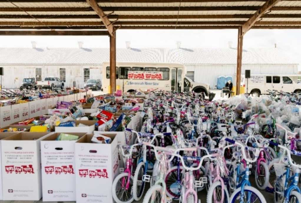 Making Spirits Bright: SRS teams up for holiday giving