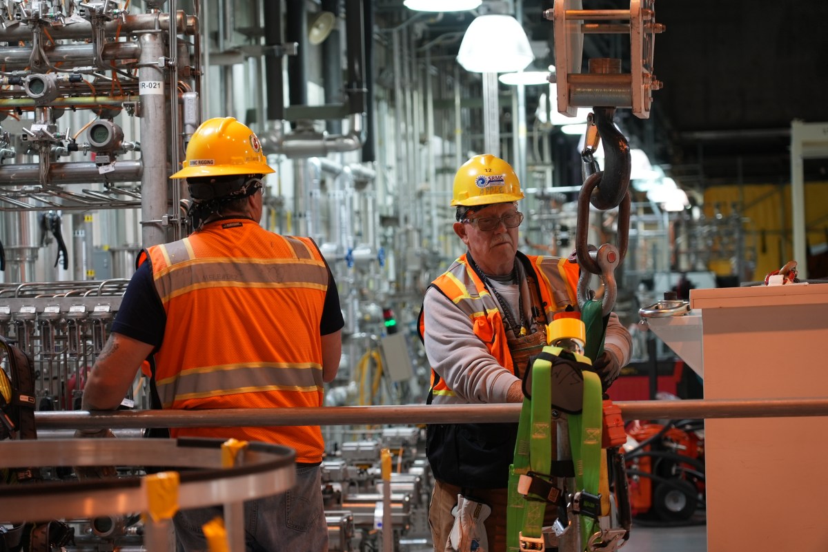 The construction workforce for the Savannah River Site liquid waste contractor recently achieved a record milestone of 40 million hours worked without an employee sustaining an occupational injury that prevents the employee from returning to work the following day. Pictured are Savannah River Mission Completion rigging personnel at the Salt Waste Processing Facility.