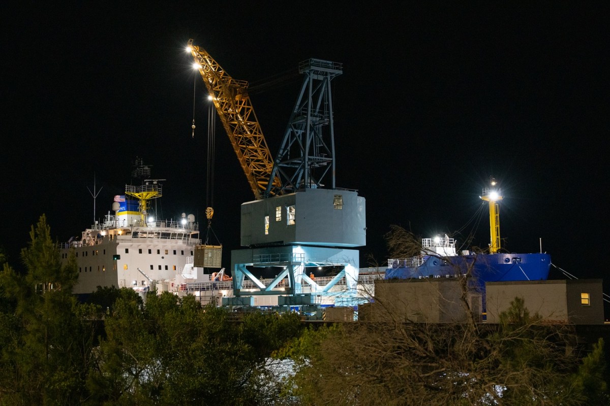 Crane transferring cask from ship to shore